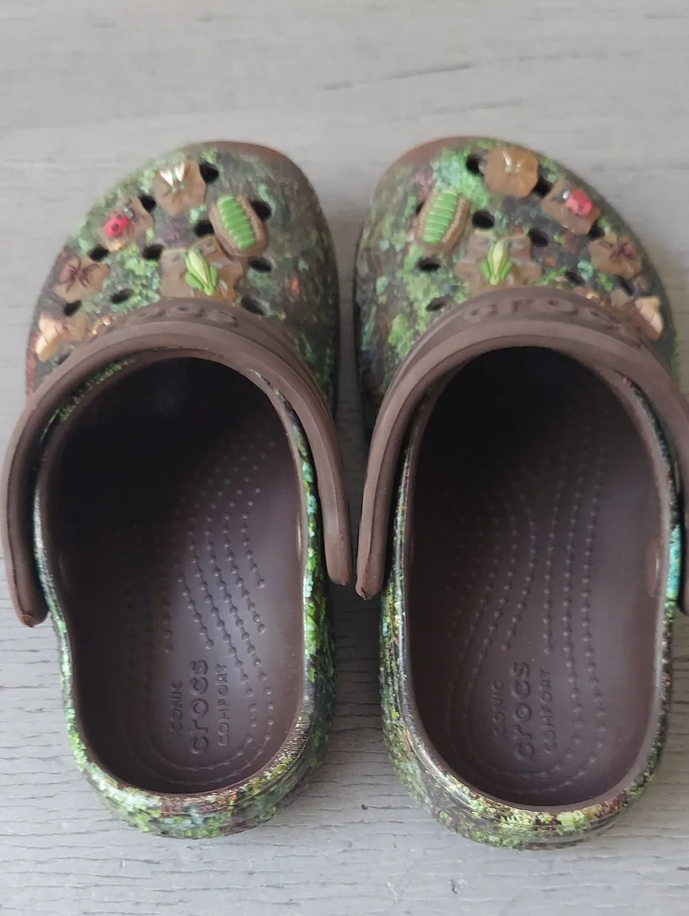 Crocs Kids C9 Woodland Forest Print Clogs w/ Nature Jibbitz Charms